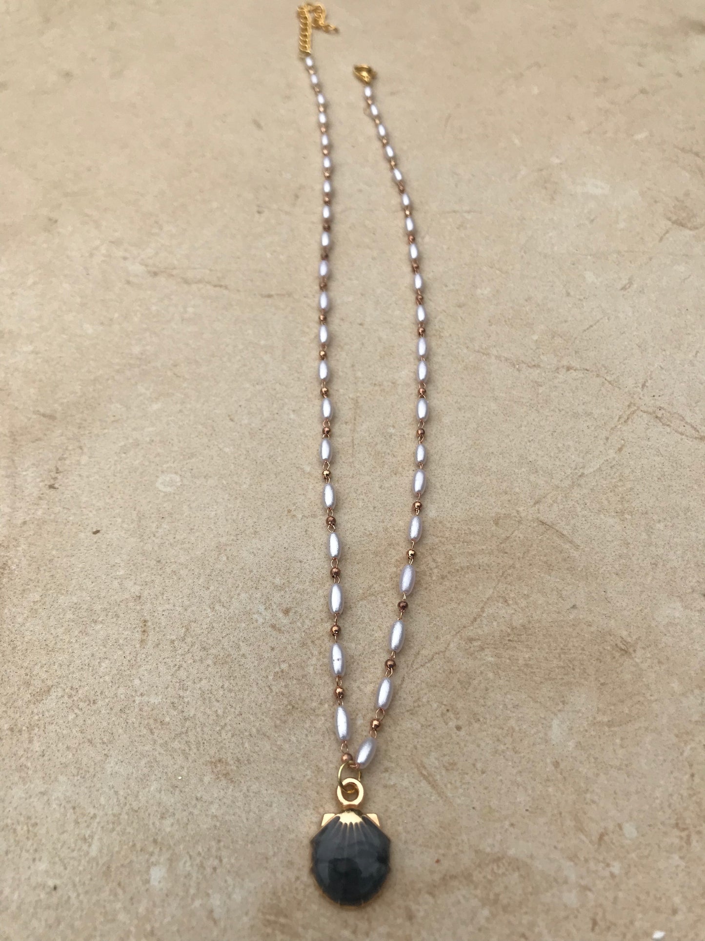 Collar Abyss elegante con concha negra | Joyas marinas exclusivas