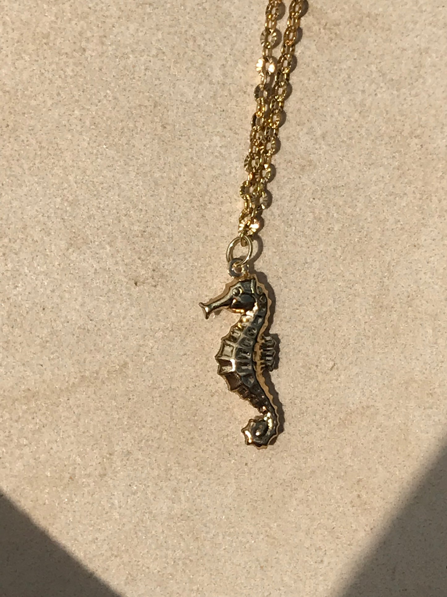 Collar Pygma inspirado en caballito de mar pigmeo | Joyas marinas únicas