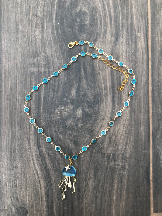 Collar Cassiopea con medusa azul y dorada | Joyas marinas exclusivas