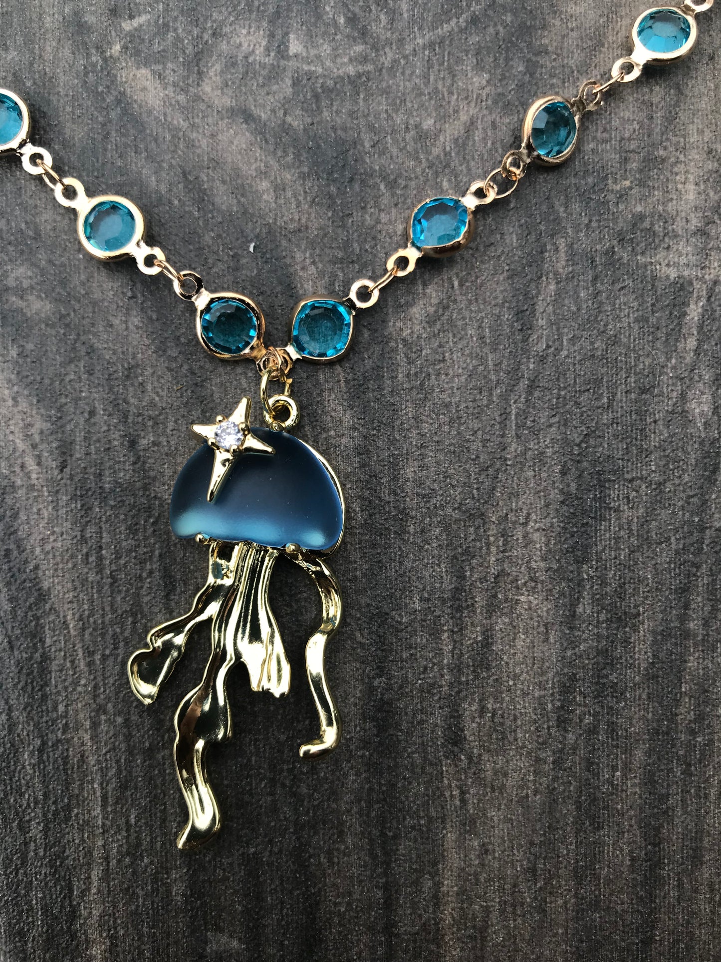 Collar Cassiopea con medusa azul y dorada | Joyas marinas exclusivas