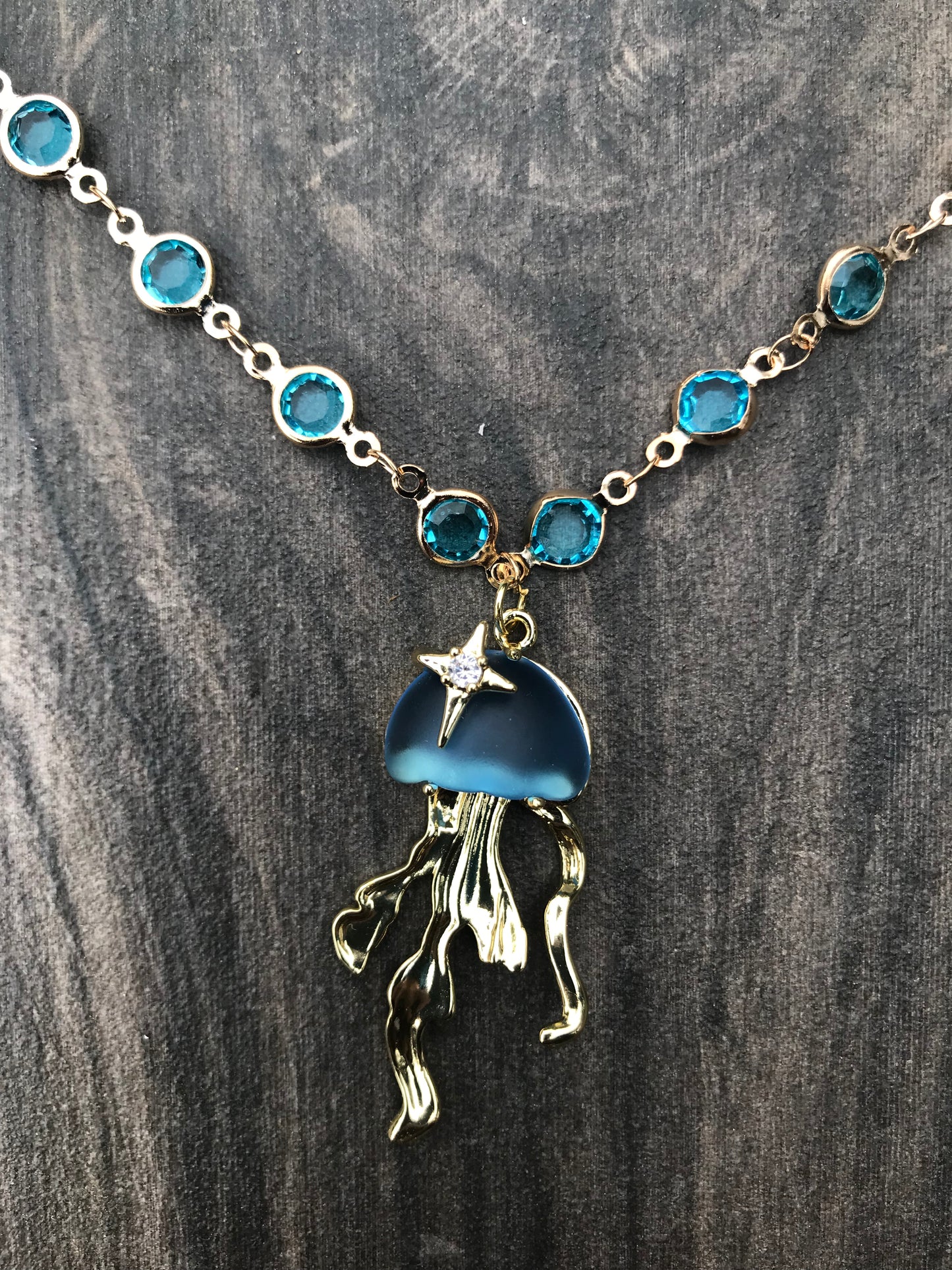 Collar Cassiopea con medusa azul y dorada | Joyas marinas exclusivas