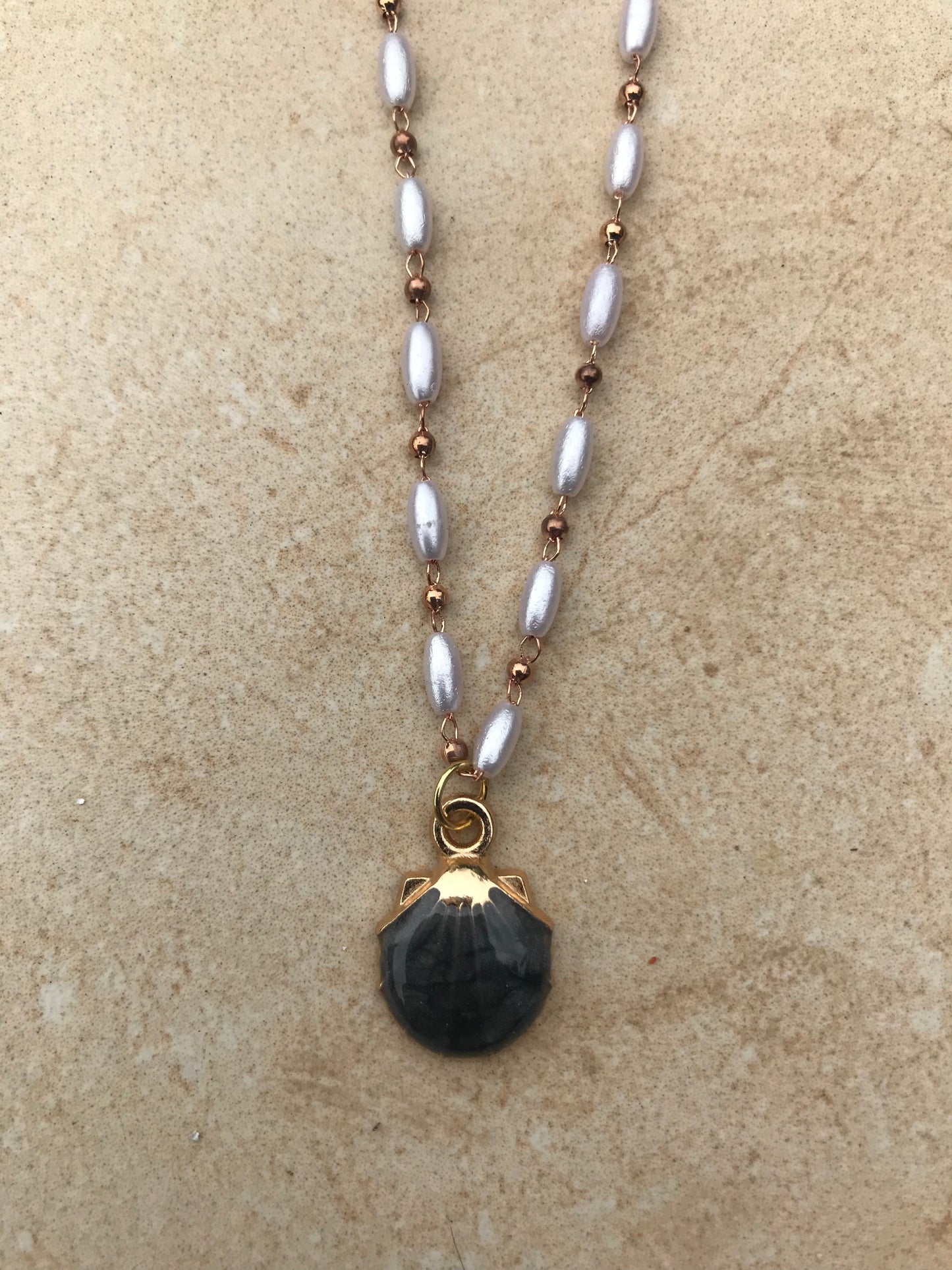 Collar Abyss elegante con concha negra | Joyas marinas exclusivas