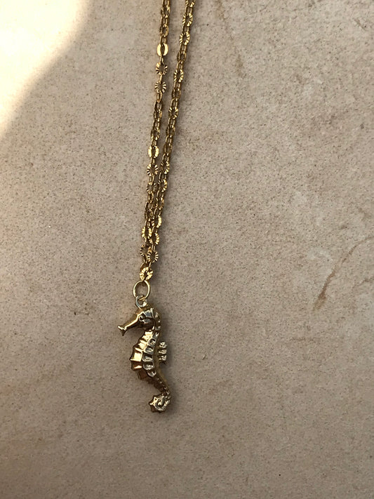 Collar Pygma inspirado en caballito de mar pigmeo | Joyas marinas únicas